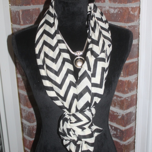 Rikka black and white chevon circular polyester scarf 32" X 70" New with tags… - Picture 2 of 3
